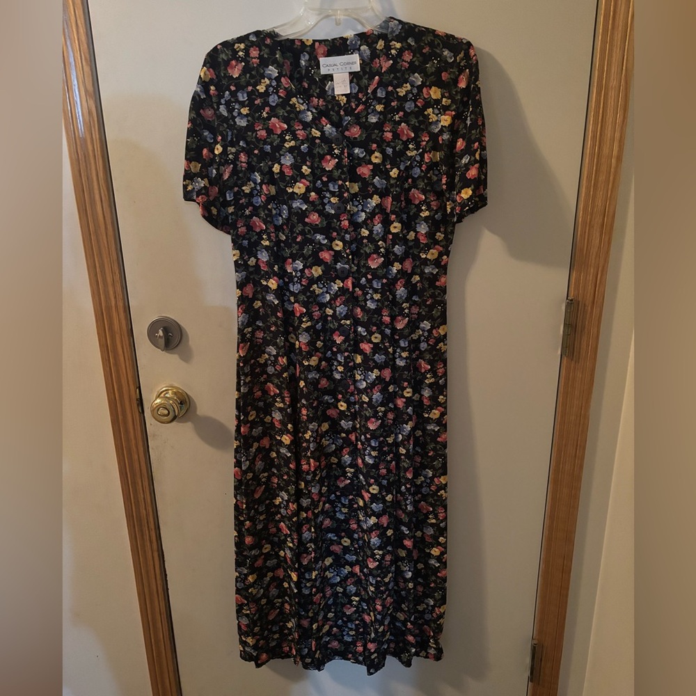 Floral short sleeve dress from Casual Corner Petite. Size 4P